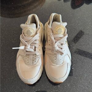 Nike Huarache Tan
